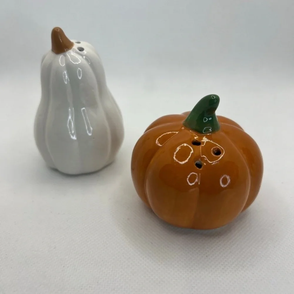 Salt and pepper‎ shakers